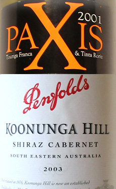 Portugalilaista ’Vanhan maailman’ sekä alla Australialaista ’Uuden maailman’ etikettityyliä. Douron Paxis vaihtoi vuosikertaa ja laatu tippui kohtuuhintaisen viinin normaalille tasolle vanilliinisen tammen vetämänä.