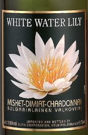  Modernin viinin esitysasua. Altia White Water Lily NV on reilusti suodatettua, mutta tarjoaa bulgarialaiseen tyyliin perusviinin laatua edulliseen hintaan (5,29 €).